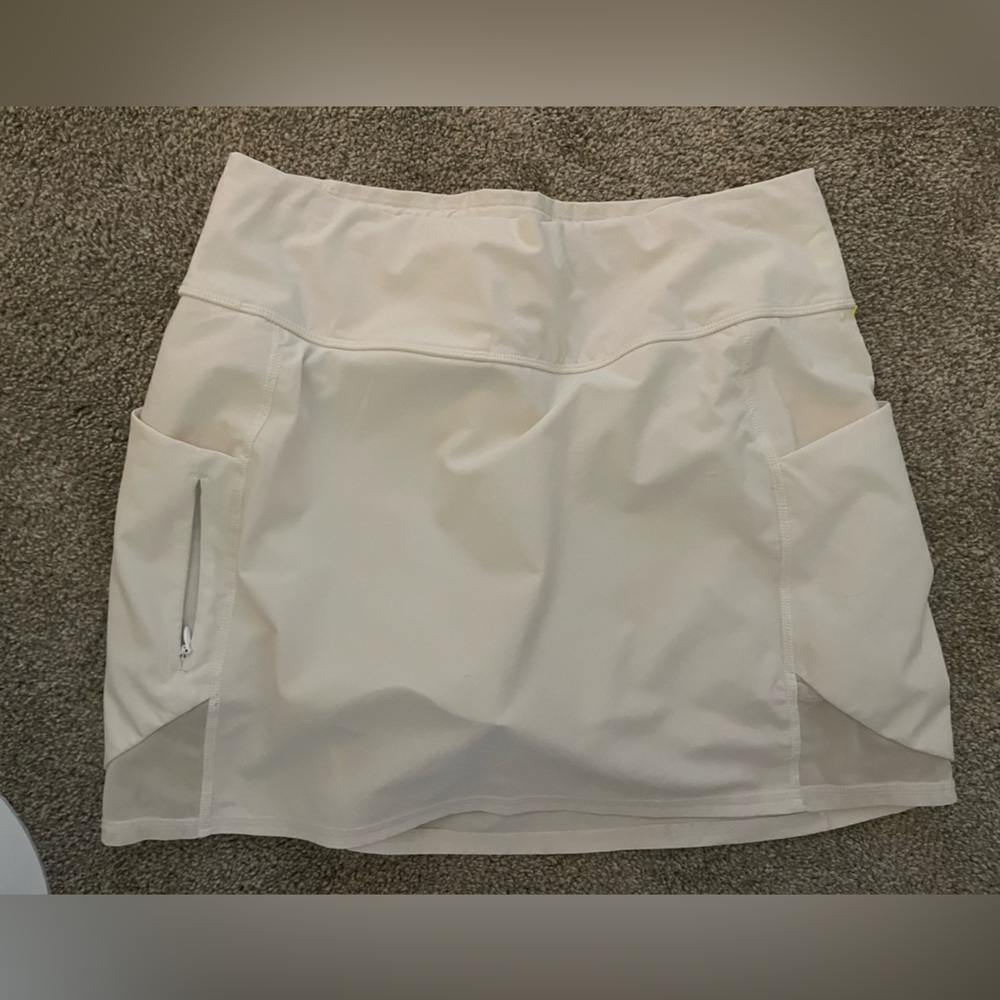 ATHLETA white skort with three pockets (1 zipper) | Size Small